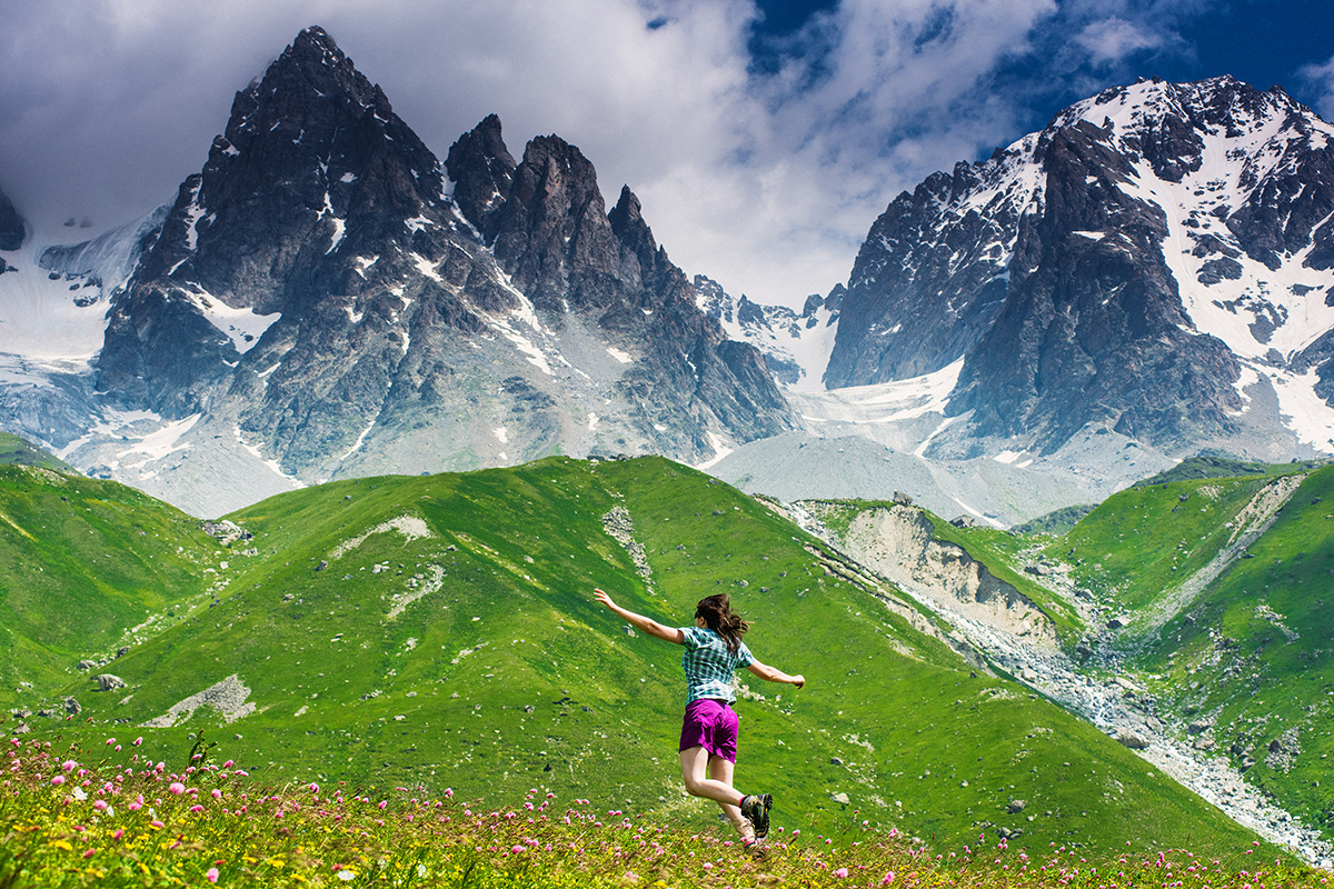 Touristen, die mutig genug sind, nach Nordossetien zu kommen, finden eine wunderschöne unberührte Natur und traditionelle kaukasische Gastfreundschaft.