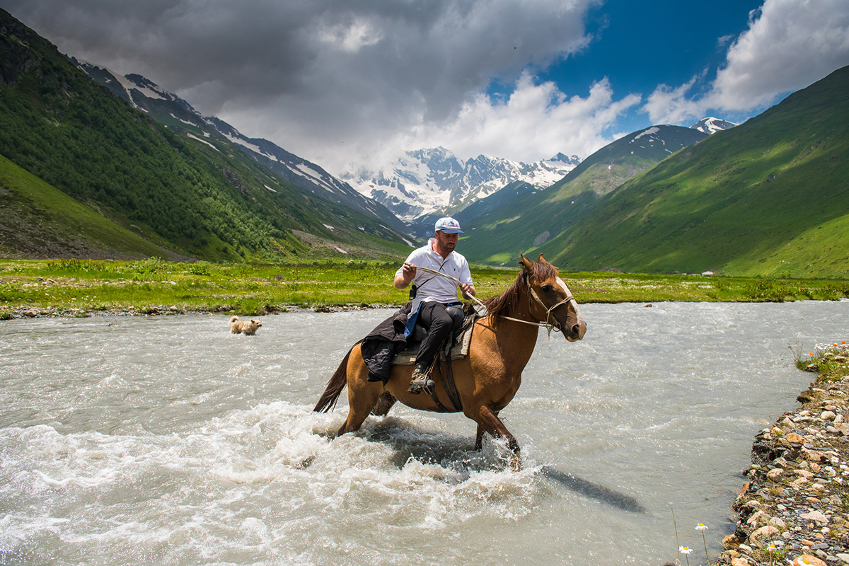 It is only possible to reach Chefandzar, with its flower-covered fields and natural mineral springs, by horse. Not many tourists are ready for such a journey, so border guards and shepherds have a near monopoly on the view.