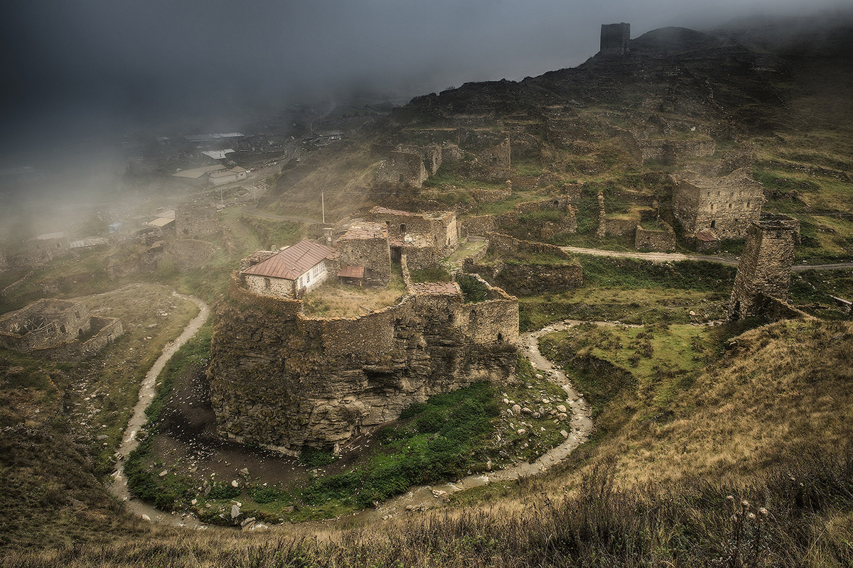 On peut découvrir dans les hautes montagnes les ruines de cités antiques, détruites et oubliées.Aujourd’hui, une seule personne habite dans ce château abandonné dans la Gorge de Digorskoïe, en Ossétie du Nord-Alanie.