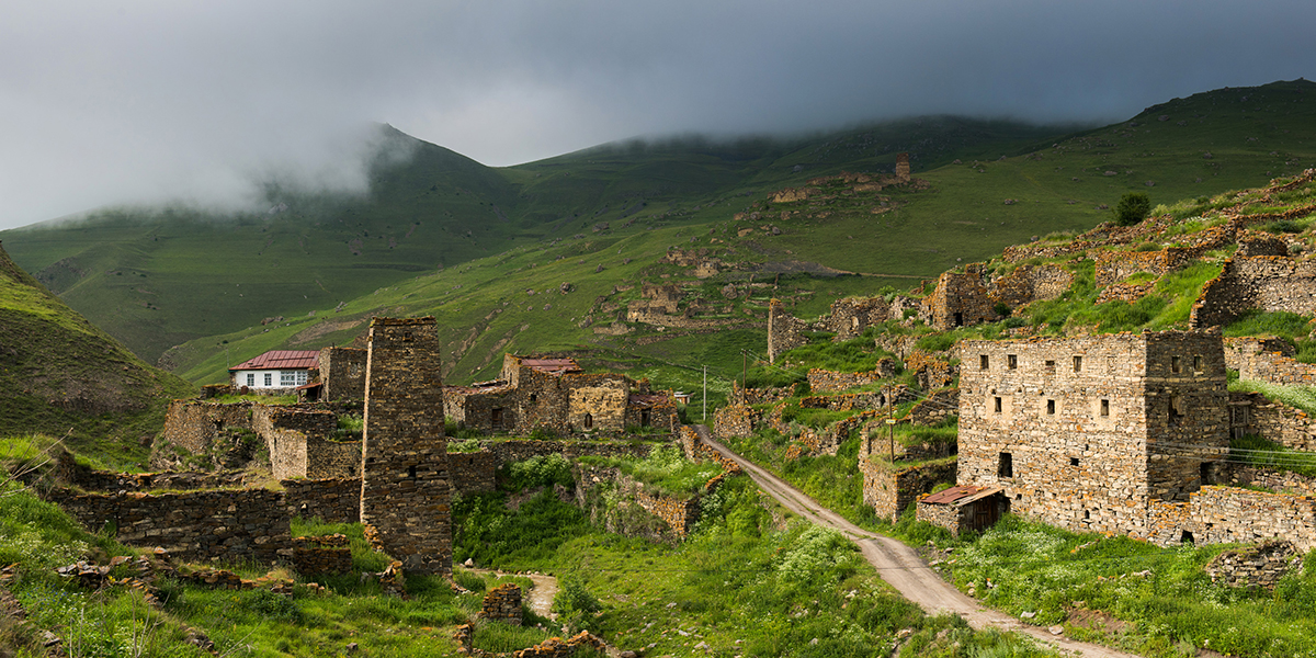 Derzeit lebt ein Mann in einer verlassenen Burg in der Digorskoye-Schlucht in Nordossetien-Alanien. 