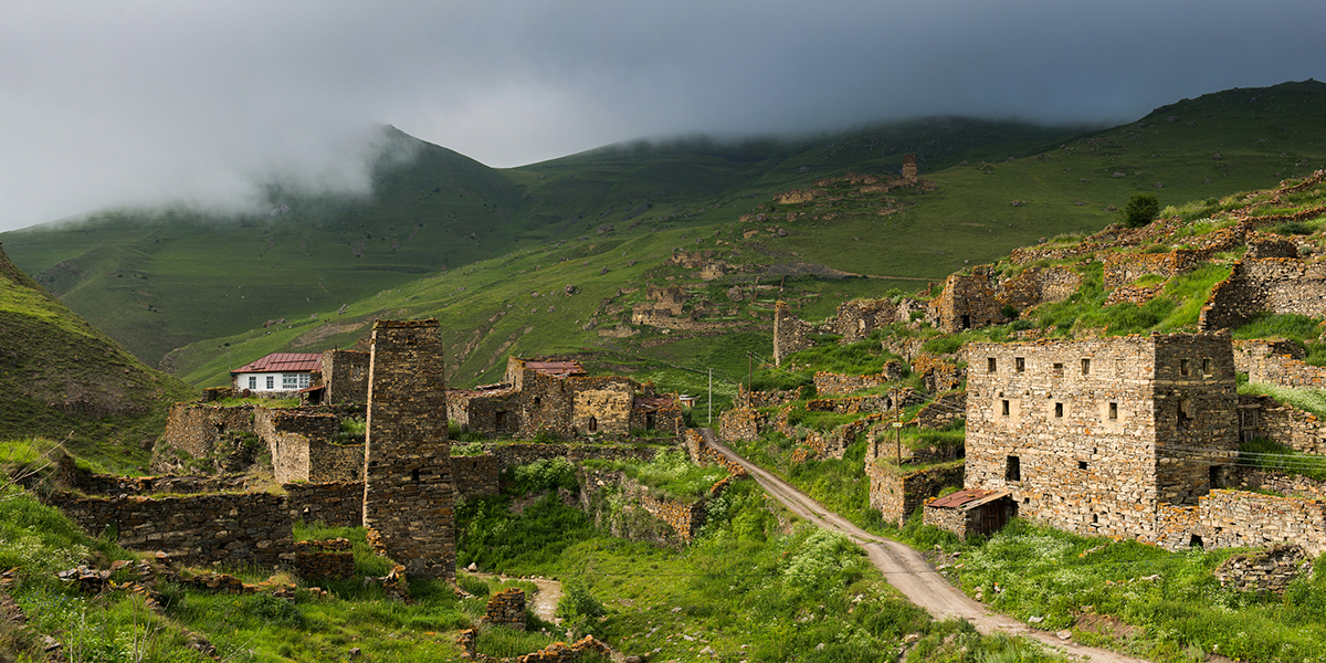 Ma al giorno d’oggi c’è ancora un uomo che vive all’interno di un castello abbandonato nella gola di Digorskoye, nell’Ossezia del Nord