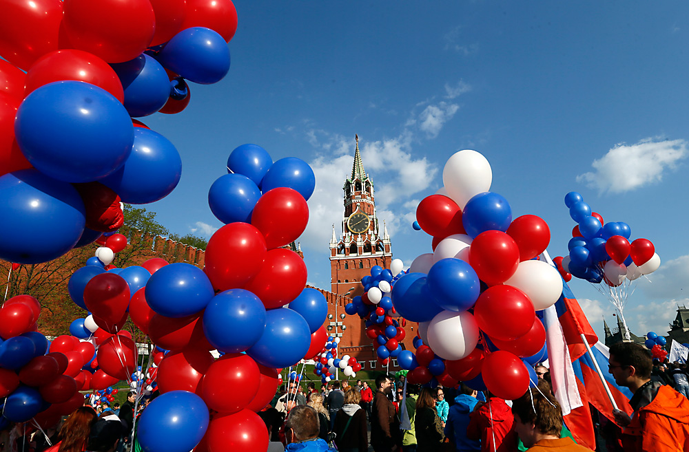 Bandeiras, balões, música e dança permeiam as celebrações. 2014. 