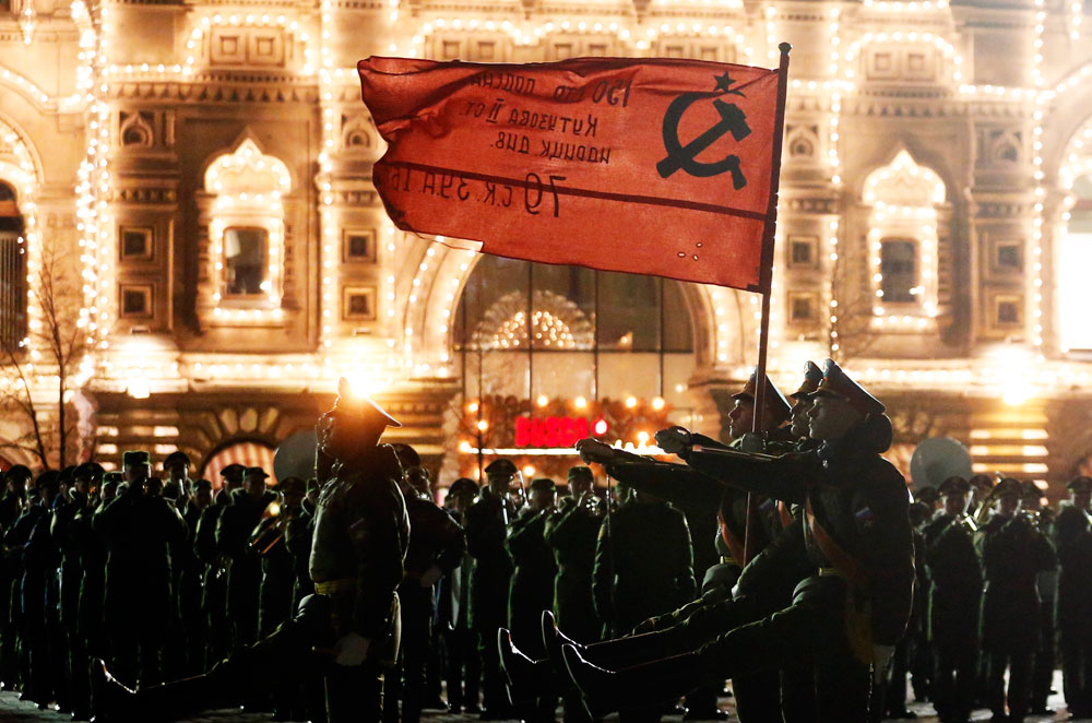 Војници на Црвениот плоштад во Москва во текот на ноќна репетиција за Парадата на Победата што ќе се одржи на 9 мај по повод 71-годишнината од победата над нацистичка Германија во II светска војна.