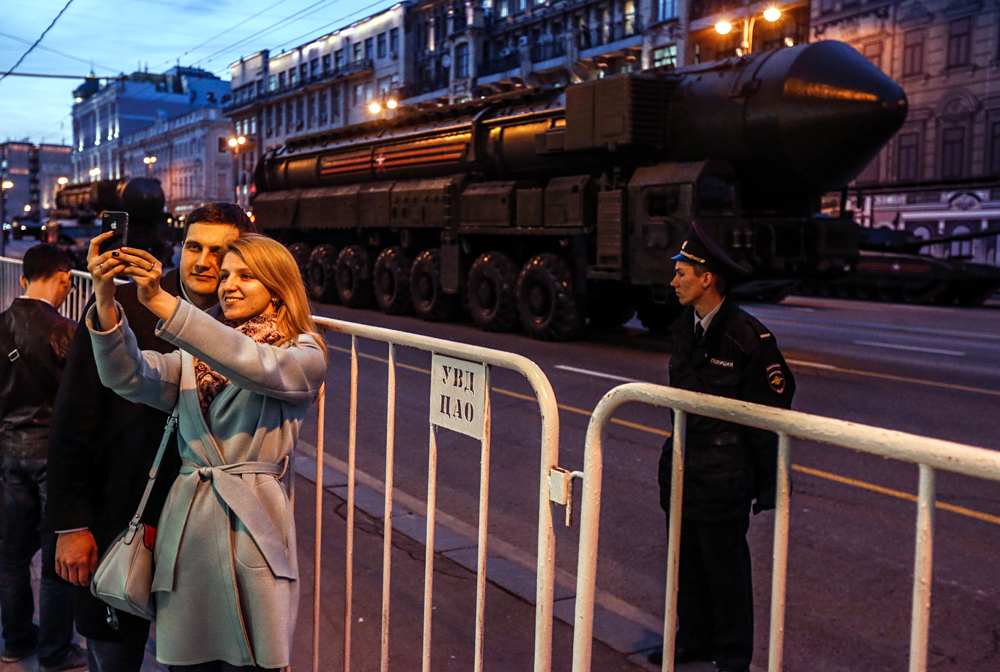 Le prove generali della Parata del Nove Maggio per le strade di Mosca.