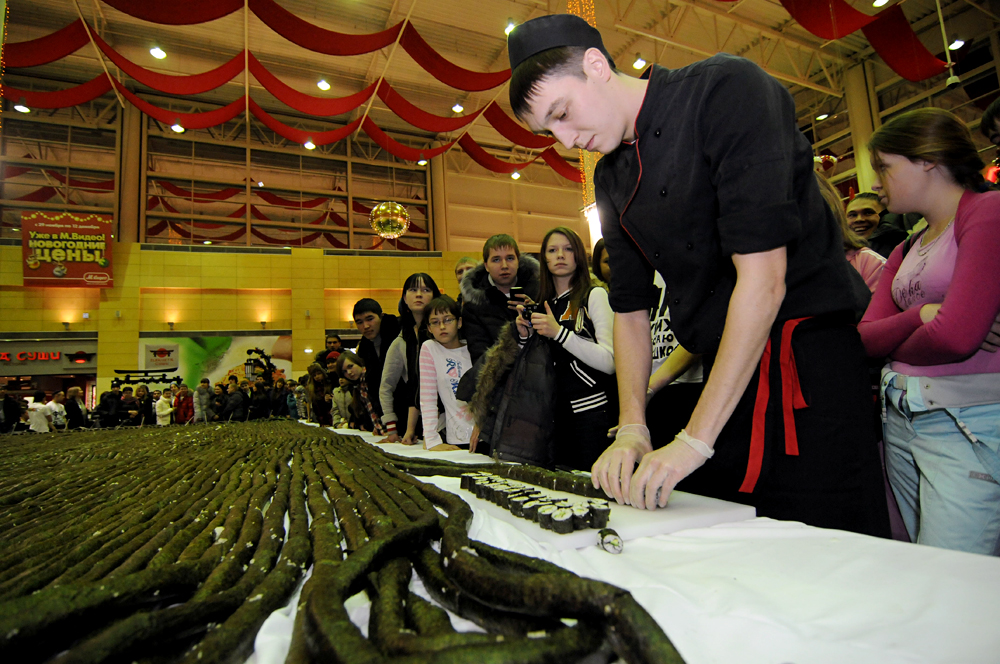 Le plus long sushi du monde. 