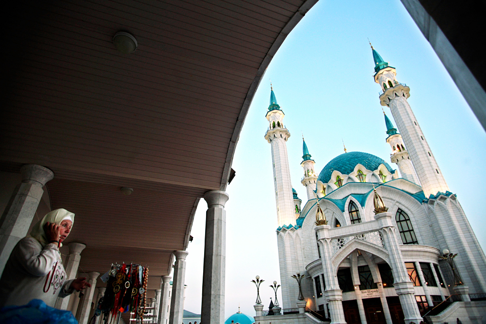 Seorang perempuan muslim tampak sedang menelepon di dekat Masjid Kul Sharif di Kazan, sekitar 700 kilometer dari timur Moskow.