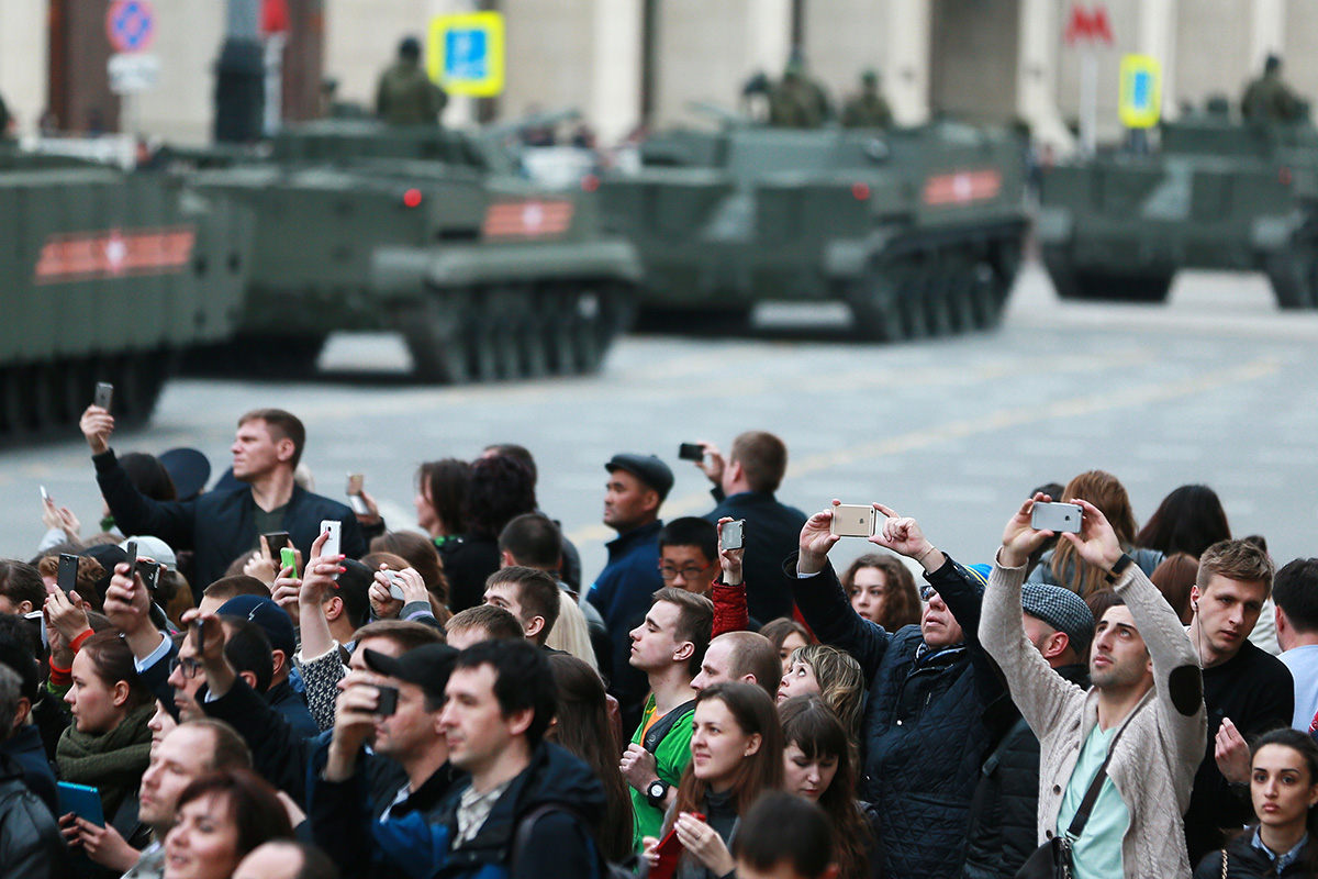 У данима када се одржавају пробе, почев од 18:00 часова, Московљани и туристи имају прилику да виде најновија војна возила док се крећу ка Црвеном тргу. Ове године пробе су одржане 28. априла и 5. маја, док је последња изведена 7. маја.