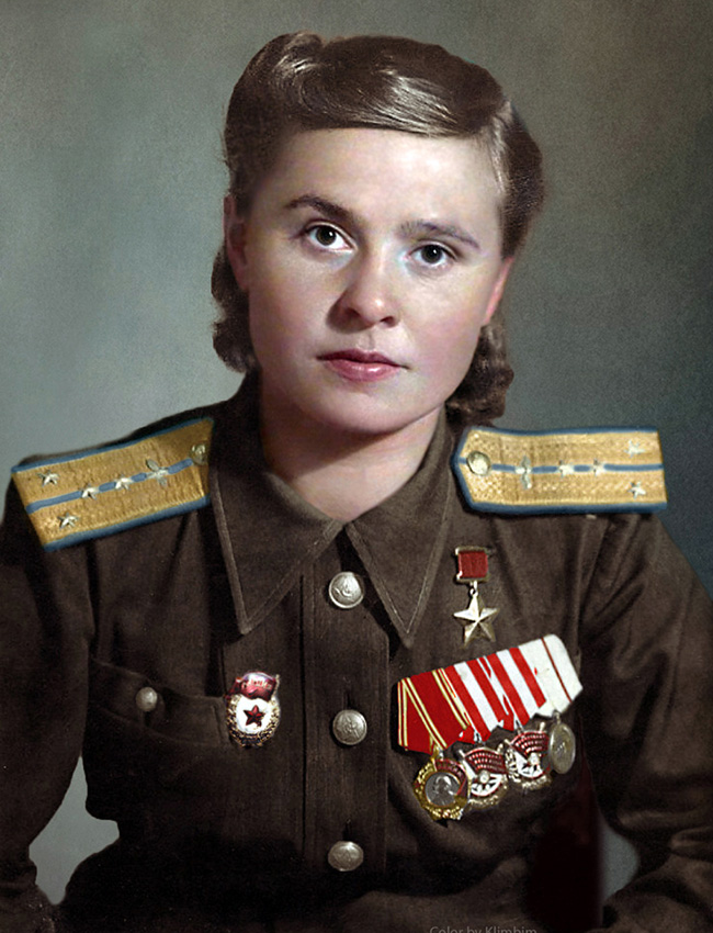 Maria Dolina (1922 – 2010) mena 72 missions de bombardement contre des dépôts de munitions, des fortifications, des tanks, des batteries d’artillerie et les transports ferroviaires et fluviaux de l’ennemi pour soutenir les forces soviétiques au sol. Le 18 août 1945, elle reçut le titre de Héros de l’Union soviétique.