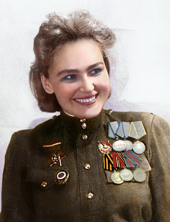 A atriz de teatro Sofia Averitcheva (1914-2015) se ofereceu em 1942 para servir em uma divisão de infantaria. Depois de um ano foi ferida e, ao fim da guerra, voltou aos palcos.