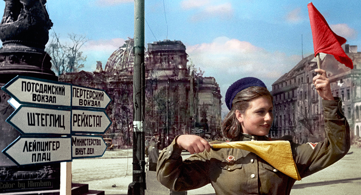 Червеноармейката Катерина Спивак контролира трафика по пътищата на Берлин, 1945 година.