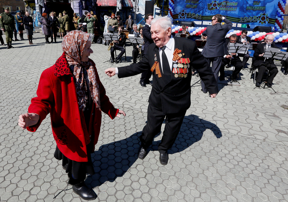 Ветеранот од 2 Светска војна Анатолиј Замјатин, 91, учествува во манифестацијата Танц под отворено небо во предвечерието на Денот на Победата во паркот „Гагарин“. 5 мај 2016, Краснојарск, Сибир, Русија.  
