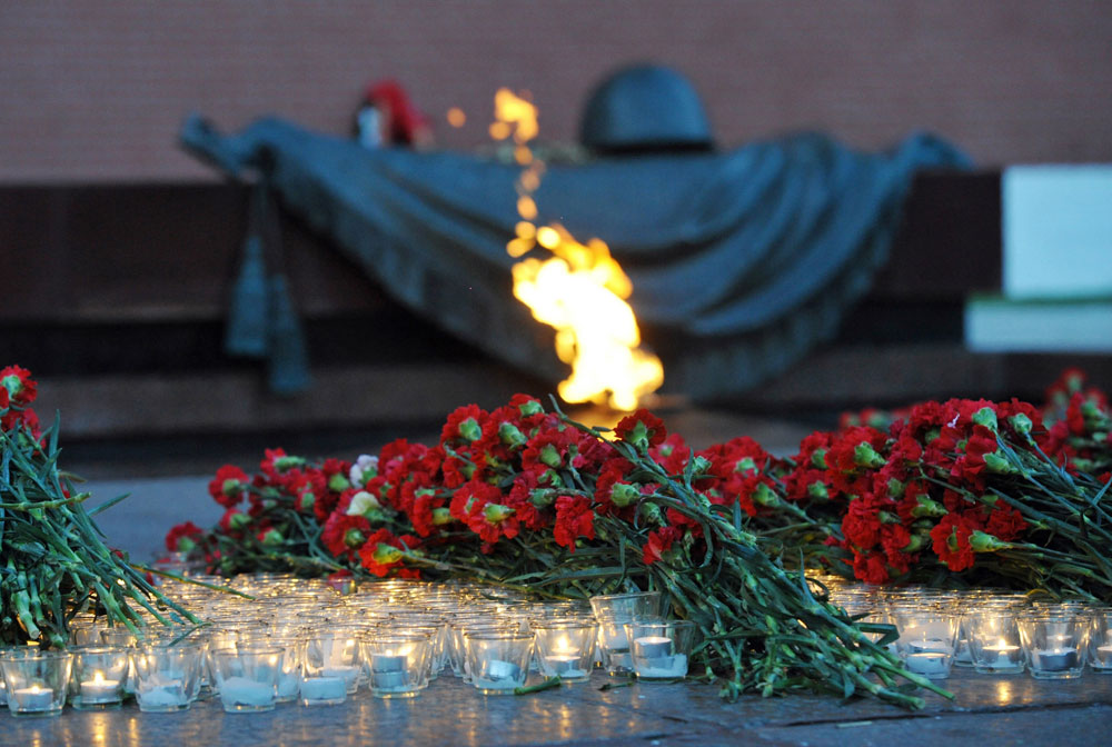 Candles and flowers placed at the Tomb of the Unknown Soldier in Alexander Gardens (Alexandrovsky Sad), Moscow.