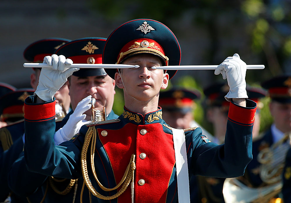 Музикант от руския военен оркестър на репетиция преди Деня на Победата.