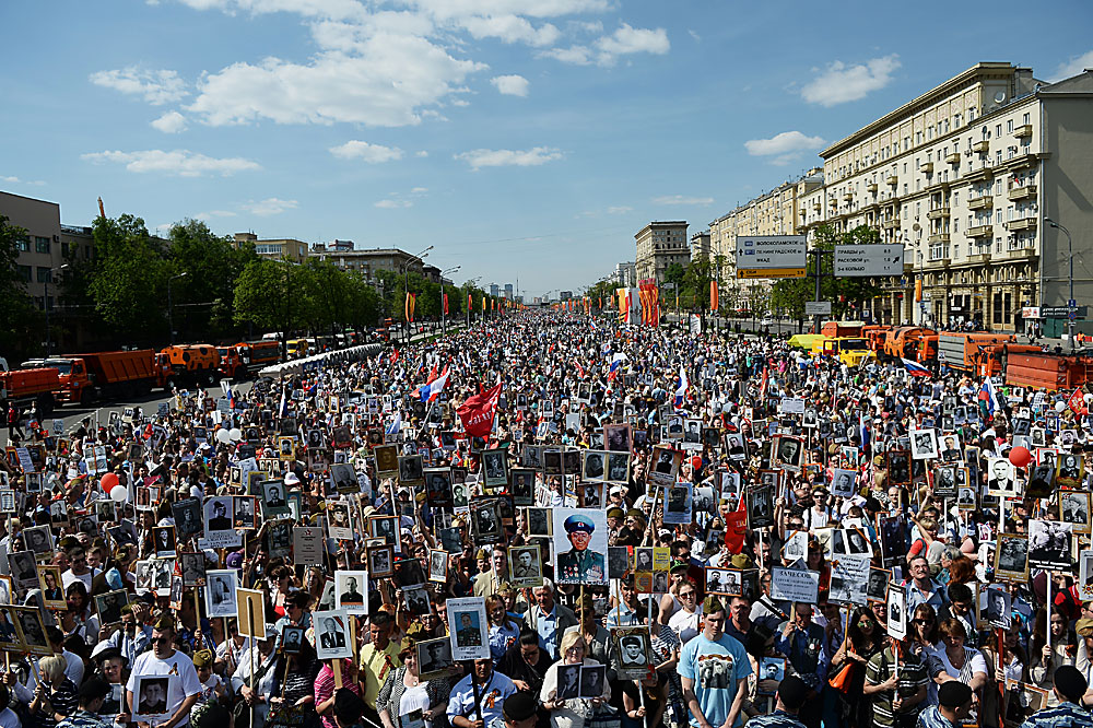 In Moskau feiern Menschen am 71. Tag des Sieges das „Unsterbliche Regiment“. 