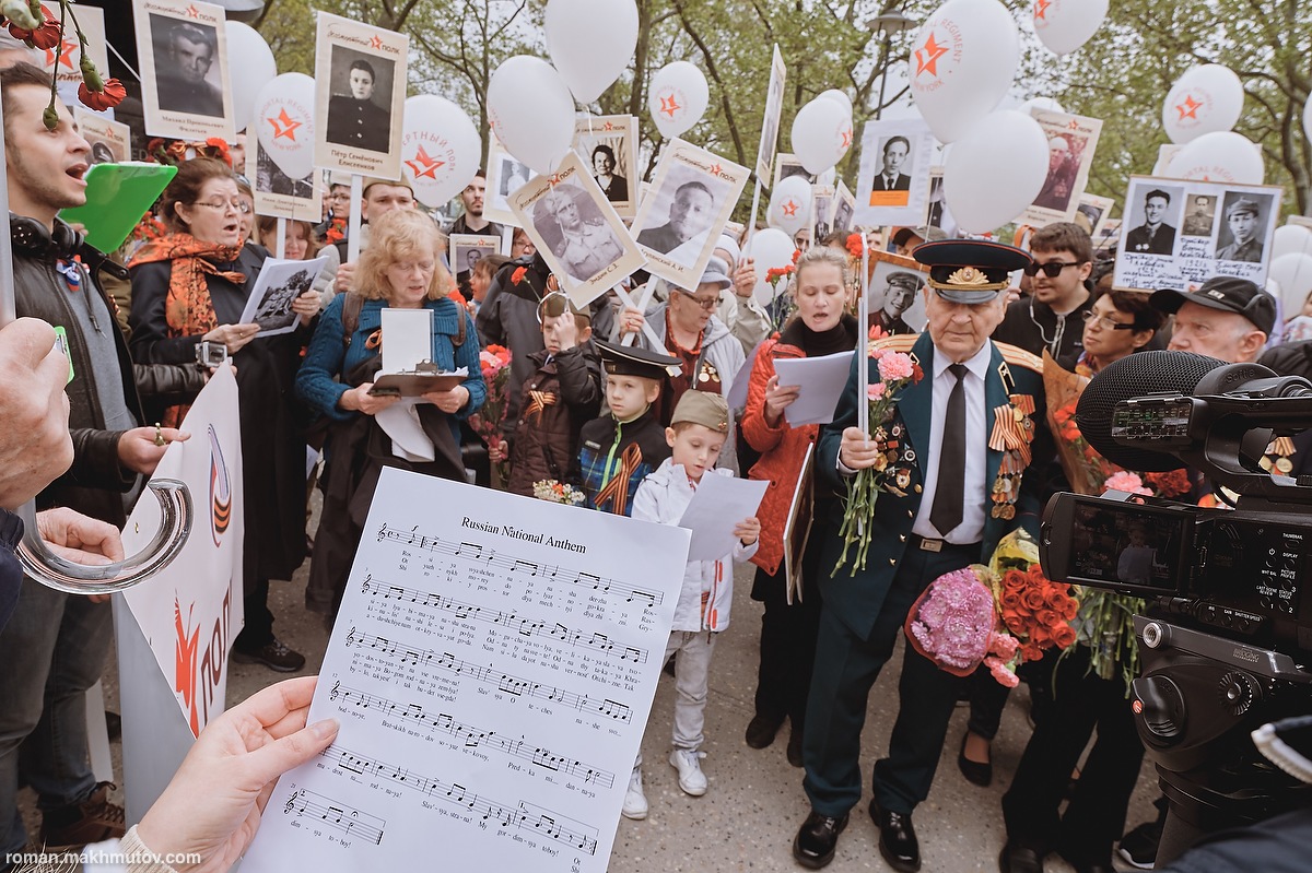 Singing wartime songs and carrying photographs of their grandparents and great-grandparents, the participants marched along the embankment of the Hudson River and Battery Park to the memorial dedicated to soldiers killed in WWII.