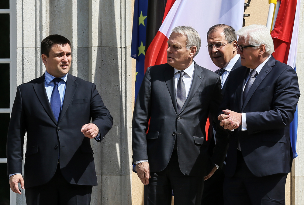 Външните министри на Украйна, Франция Русия и Германия – Павел Климкин, Жан-Марк Еро, Сергей Лавров и Франк-Валтер Щайнмайер (от ляво надясно) обсъждат ситуацията в Украйна във формата на „Нормандската четворка“.