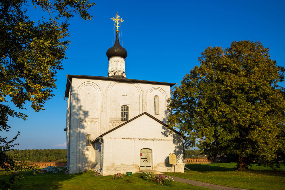 A região de Vladímir, a cerca de 200 km a leste da capital russa, ostenta verdadeiras obras de arte medievais, como a Igreja de Kidekcha. Construída pelo fundador de Moscou, Iúri Dolgoruki, o tempo ainda preserva sua aparência original.