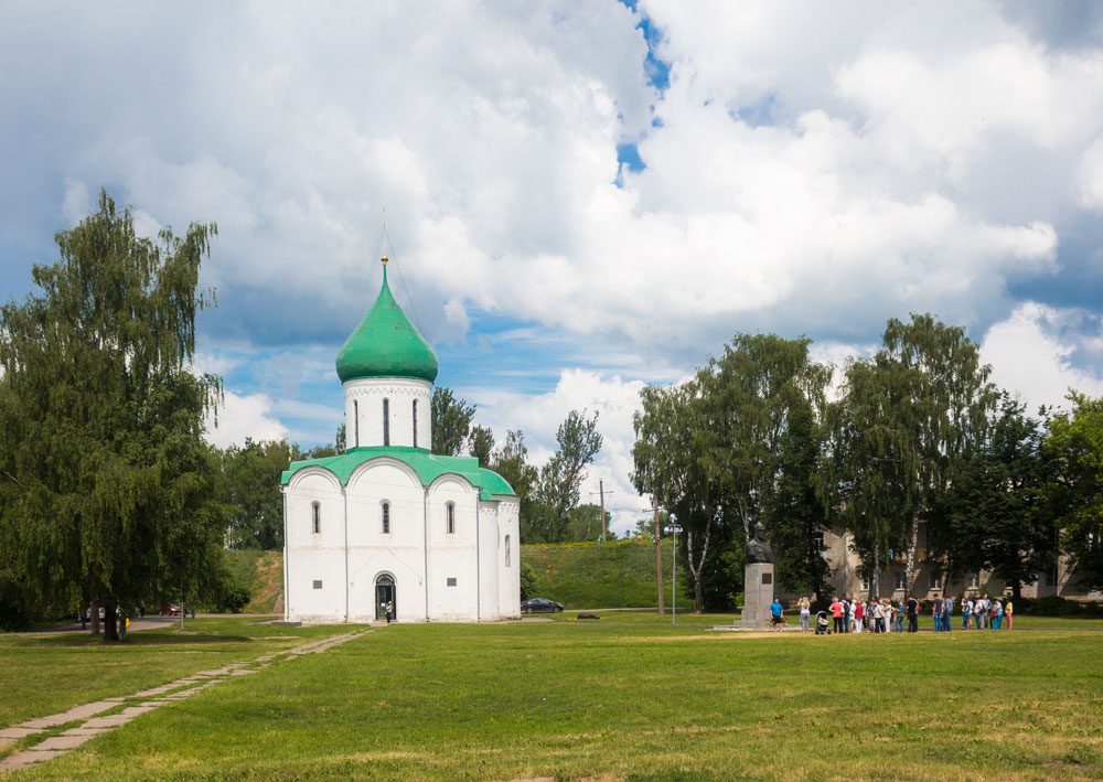　「ペレスラヴリ・ザレスキーの救世主変容大聖堂」は、モスクワに近い別の歴史ある教会。過小評価されているが、とても魅力的な白い教会だ。