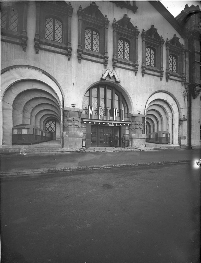 D. チェチューリン、 A. タルホフ。地下鉄駅「コムソモーリスカヤ」。 1938年年。