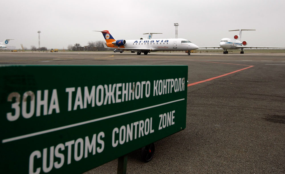 The customs authorities are holding an unidentified man for smuggling goods into Russia. He carried goods in hand luggage through the green corridor at Sheremetyevo airport.