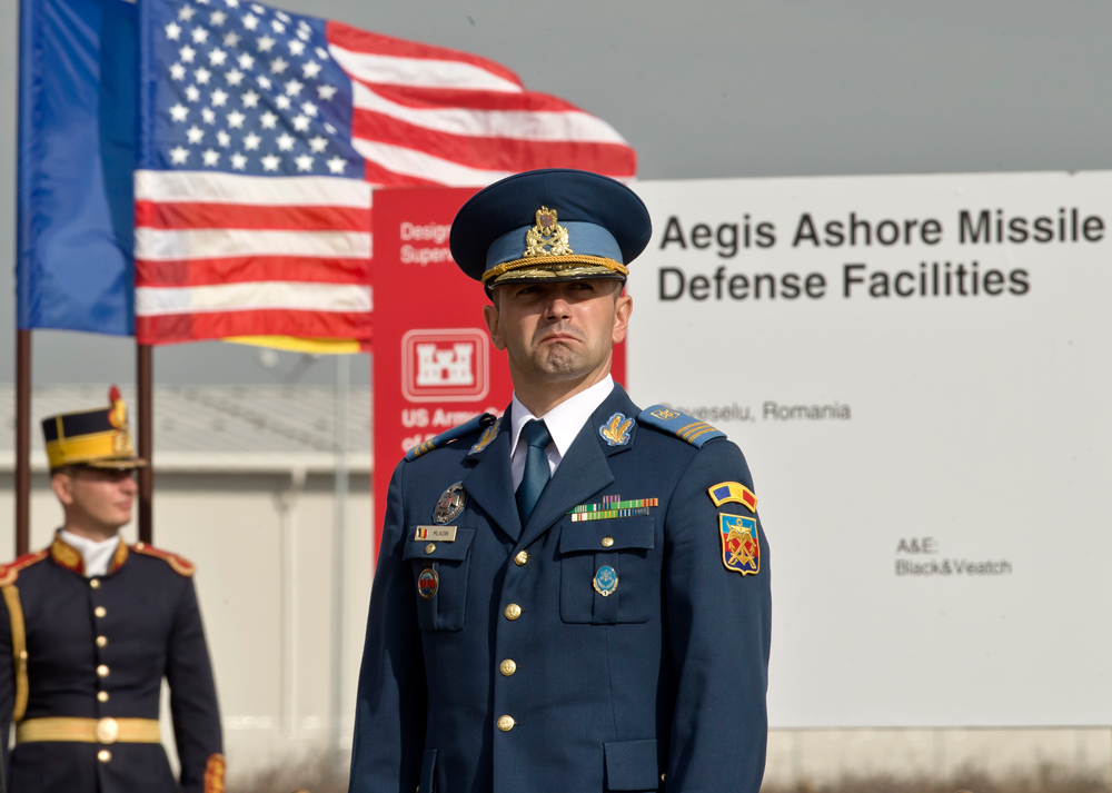 Ein rumänischer Nato-Offizier posiert vor der offiziellen Zeremonie anlässlich des Baubeginns des US-Stützpunktes Deveselu für das Raketenabwehrsystem „Aegis“ in Rumänien am 28. Oktober 2013.