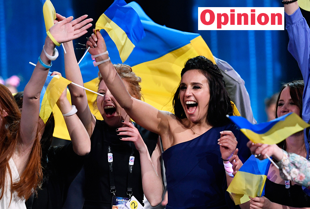 Ukrajinska predstavnica Džamala je tako proslavila zmago na lanskem izboru za najboljšo popevko Evrovizije. Stockholm, Švedska, 15. maja 2016.