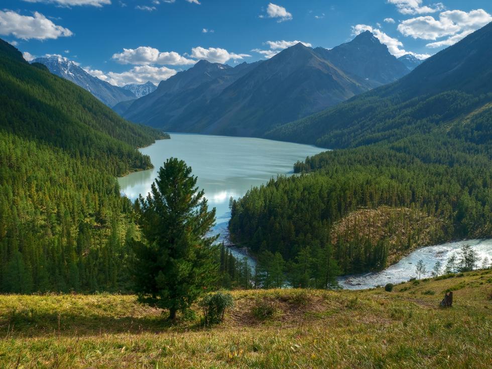 The Altai Mountains form the tallest mountain range in southern Siberia and are separated by deep river valleys and vast intermountain hollows. The Altai stretches into Central Asia and crosses four state borders: Russian, Mongolian, Chinese and Kazakh.
