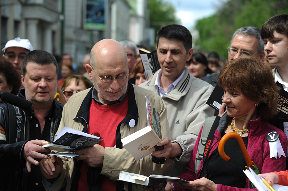 Writer Grigory Chkhartishvili (Boris Akunin) signs autographs during an opposition action "Control Walk" organized by famous Russian writers.