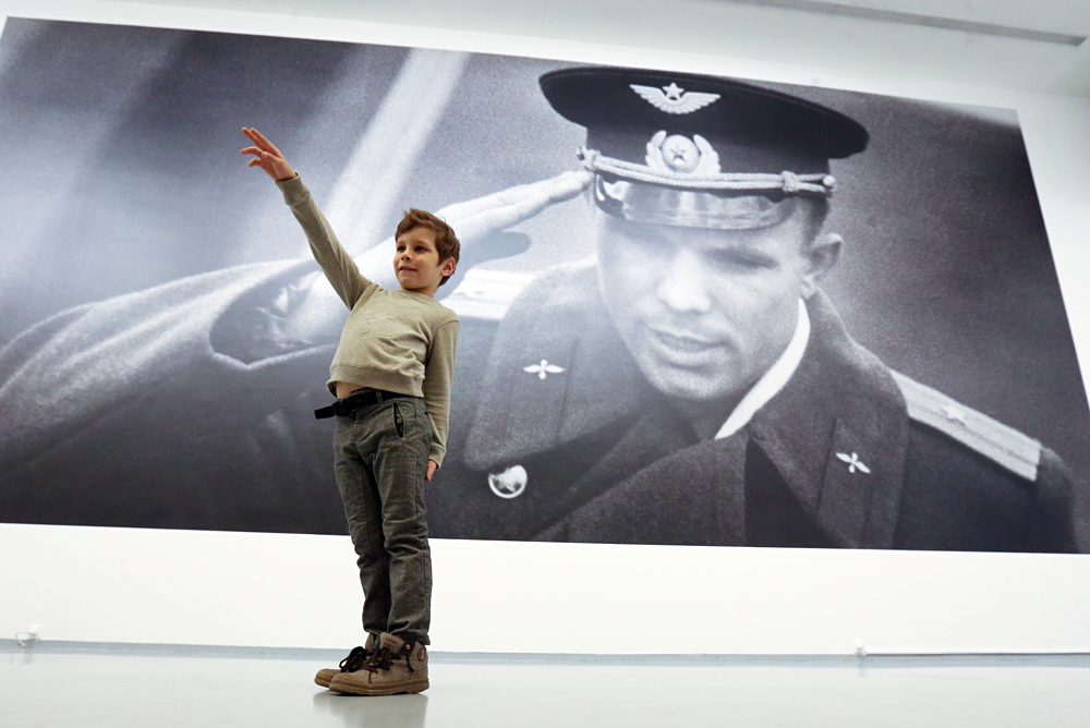 Момче на изложбата „Руският космос“, посветена на 55-та годишнина от първия космически полет на Юрий Гагарин в Мултимедия Арт Музея в Москва.