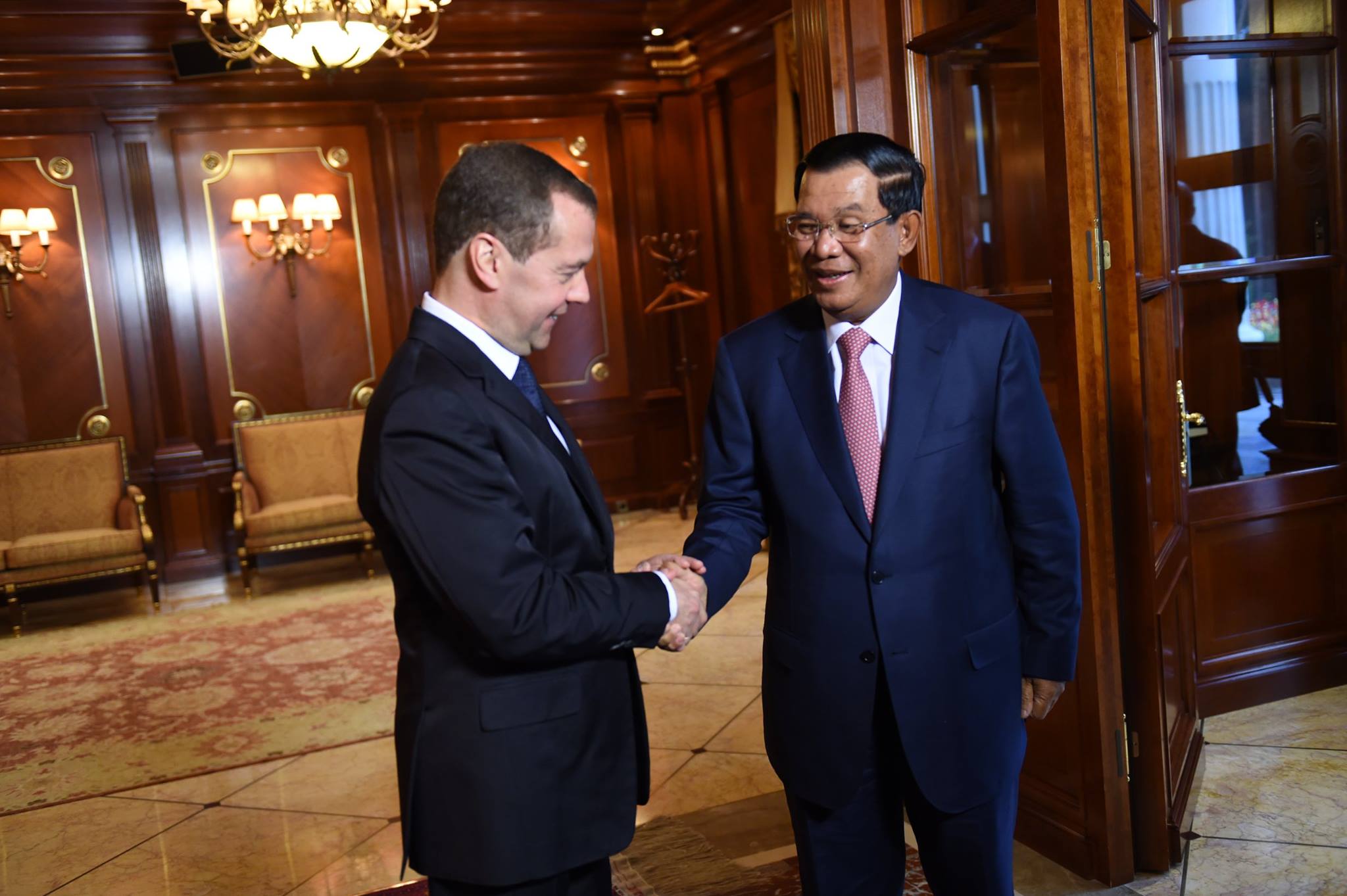 Russian Prime Minister Dmitry Medvedev (L) and Cambodian Prime Minister Hun Sen (R).