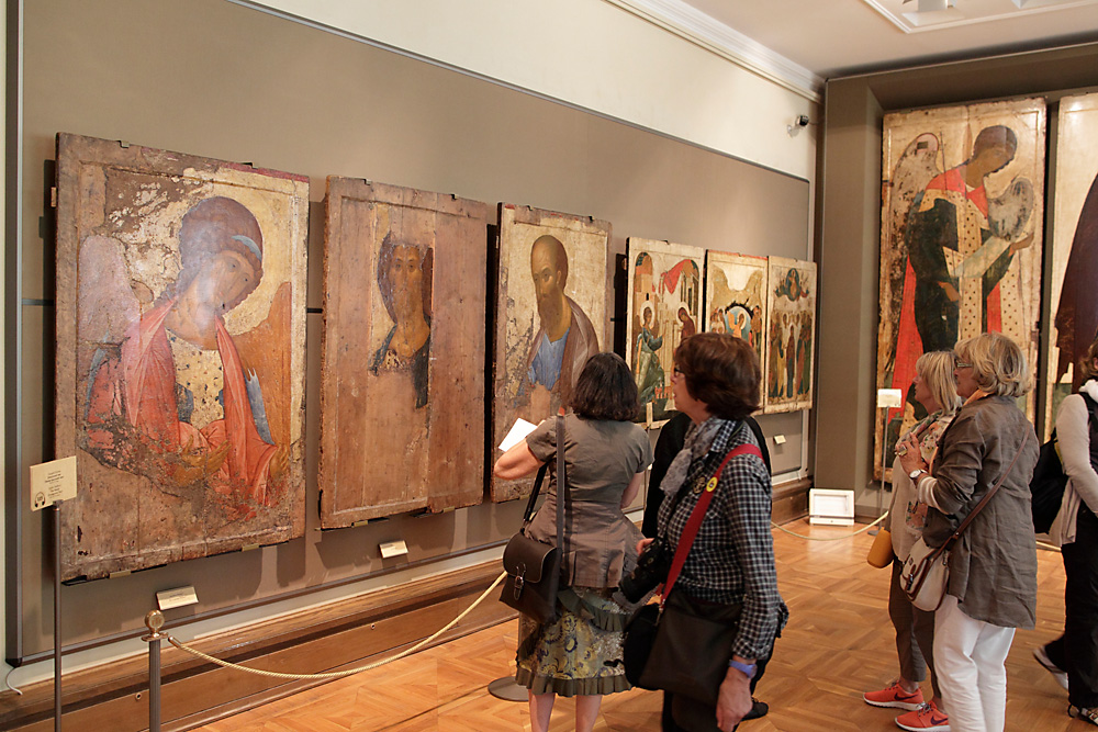 Besucher der Tretjakow-Galerie im Saal der Altrussischen Kunst.