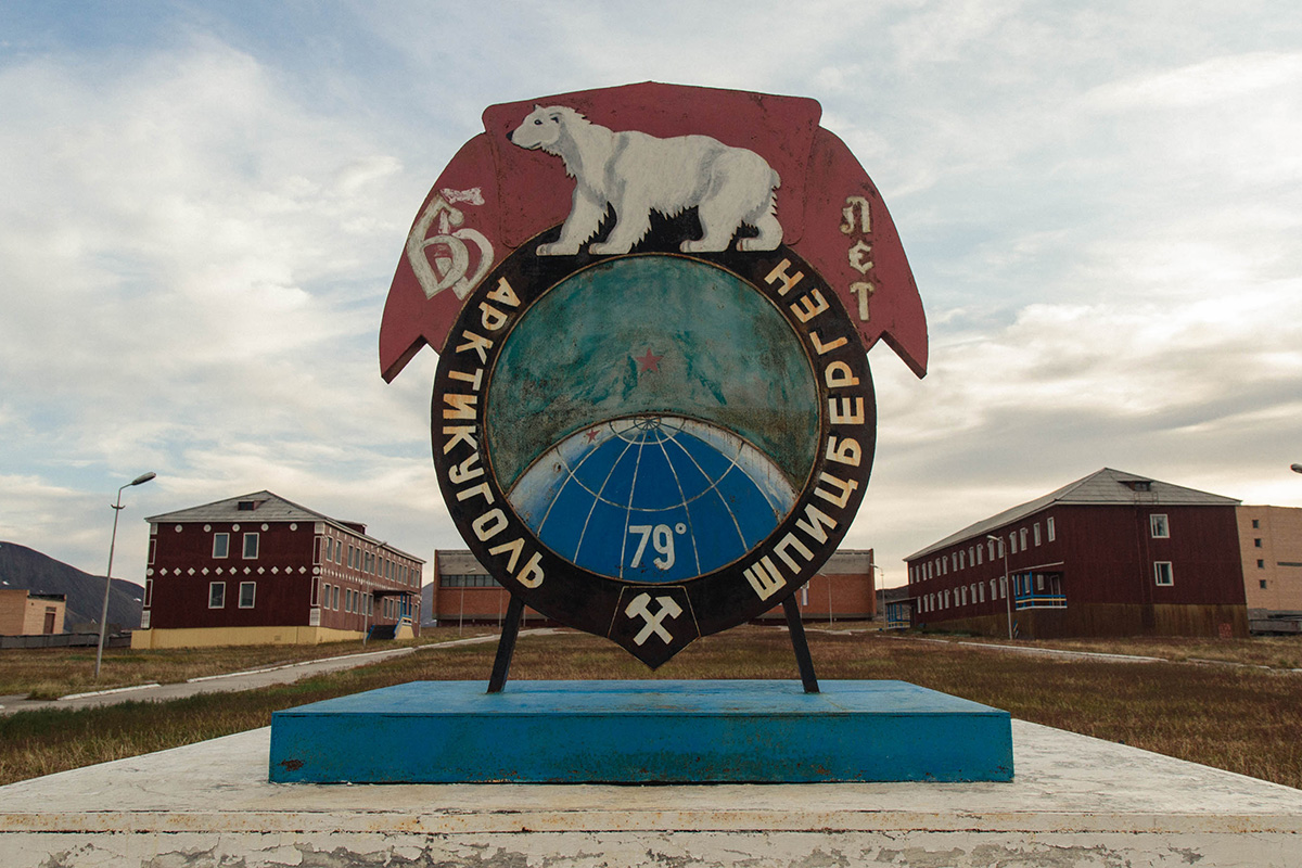 Svalbard, također poznat i kao Spitsbergen, norveški je arhipelag u Arktičkom oceanu. Pripada Norveškoj, ali građani više od 70 zemalja koje su potpisale Svalbardski ugovor u Parizu 1920. godine, jedinstven u međunarodnoj politici, mogu živjeti na arhipelagu ravnopravno s Norvežanima