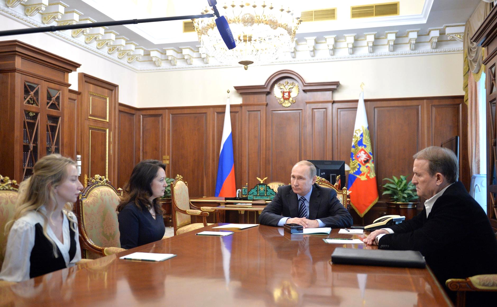 Vladimir Putin na sastanku s udovicama dvojice novinara ubijenih u Donbasu.