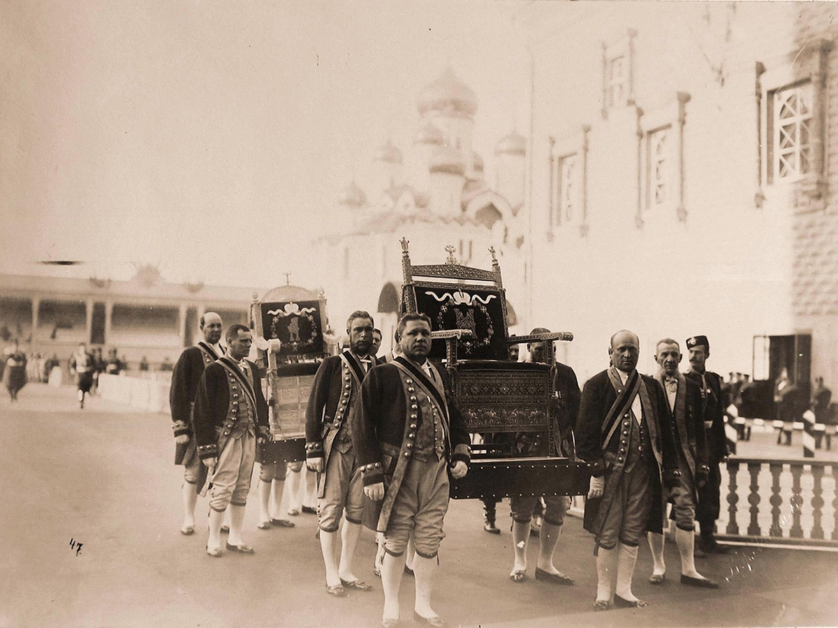 The scale and the splendor of the celebrations greatly surpassed previous coronations. / Palace employees carrying thrones to the Cathedral of the Dormition during the preparations for the coronation.