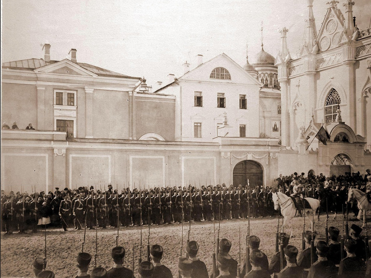 Obdobje od 6. do 26. maja je bilo uradno razglašeno za obdobje kronanja. / Svečani prihod carja Nikolaja II. (na belem konju) in njegovega spremstva.