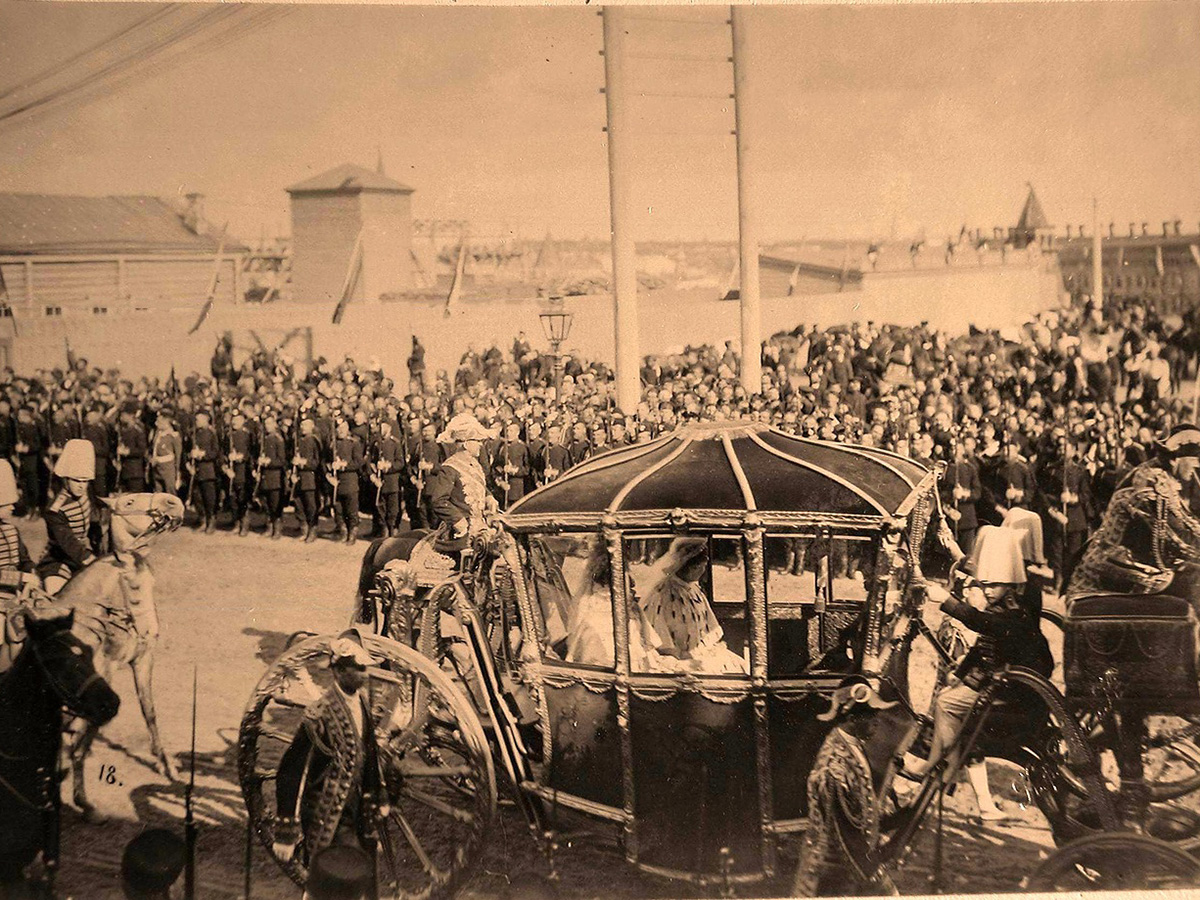 In accordance with royal etiquette, the Emperor and high-ranking guests made their solemn entry from Petrovsky Palace on the Petersburg highway, and continued along Tverskaya-Yamskaya and Tverskaya streets. / Coronation chariot of Empress Alexandra Fyodorovna.