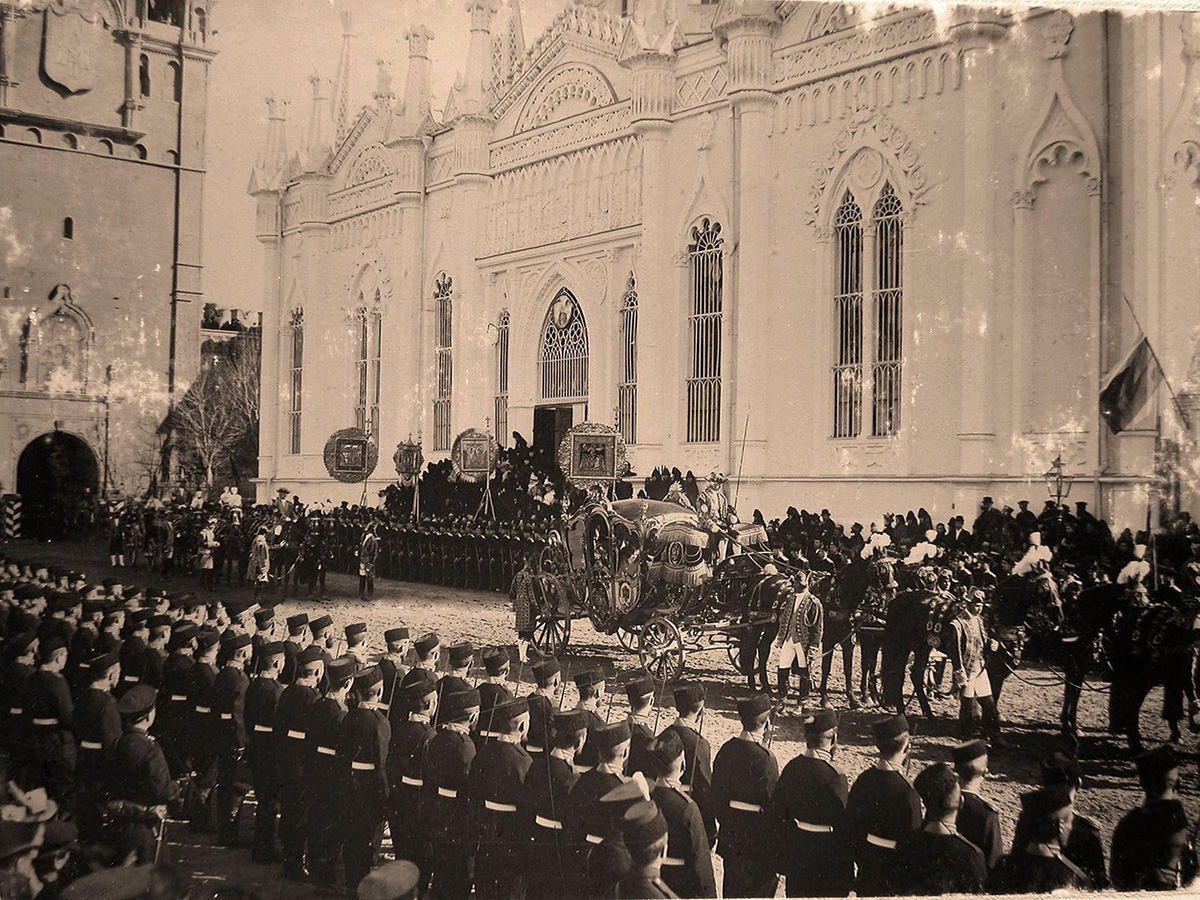 Nicholas II gave the order to arrange mass celebrations on 30 May. Pavilions and temporary theatres were put up, along with places for handing out gifts to people (a cup, bread, sausage and sweets). / Procession of participants in the coronation.
