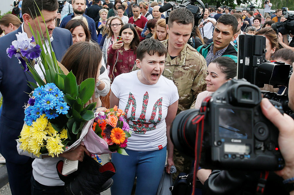 la militaire ukrainienne Nadejda Savtchenko vient d'atterir à l'aéroport Boryspil, à Kiev. 