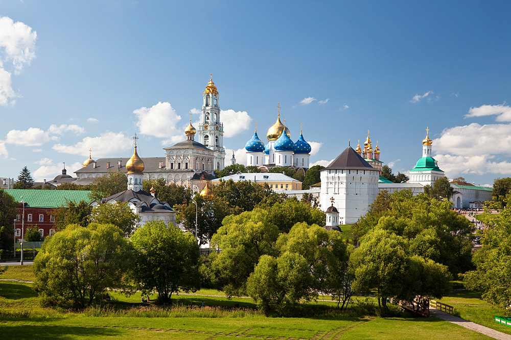 En esta ciudad, situada a 70 km al noreste de Moscú, se encuentra el monasterio de la Trinidad y San Sergio, más importante del país.