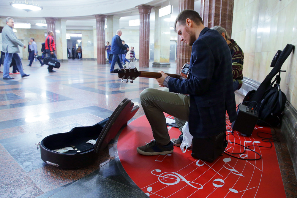 Музиканти, участващи в проекта „Музика в метрото“, във фоайето на метростанция „Курская“ в Москва.