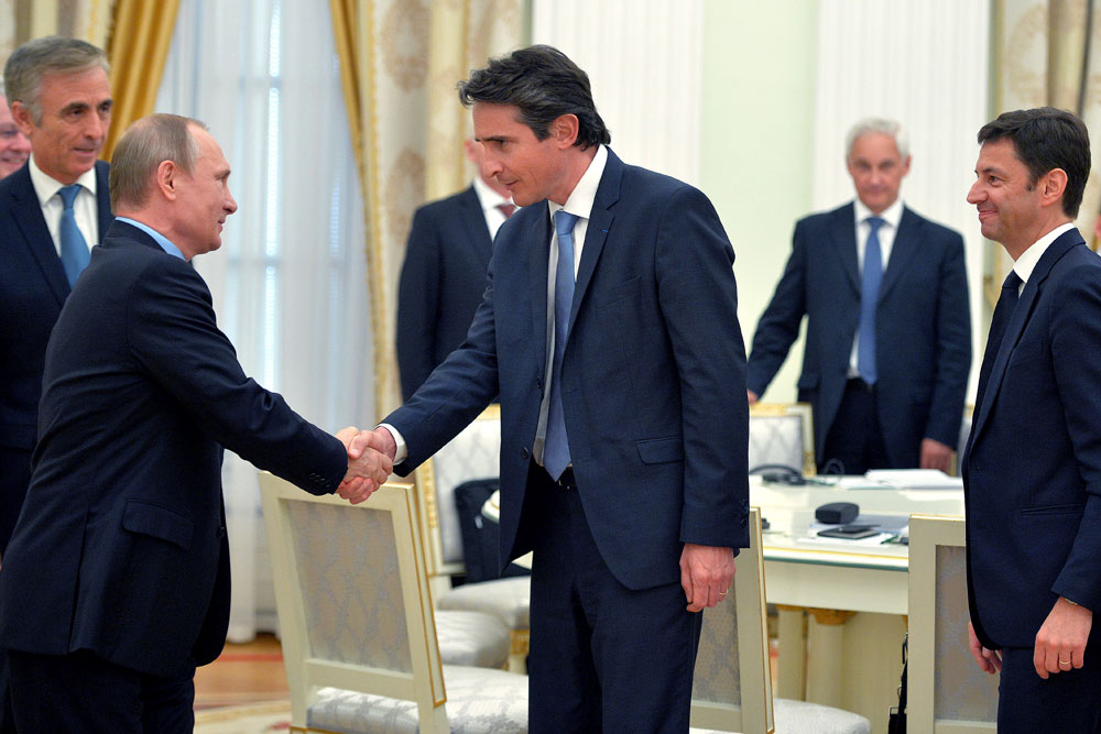 Le 25 mai 2016, le président russe a reçu au Kremlin des hommes d’affaires français. Sur la photo : Vladimir Poutine et Patrice Caine, PDG de Thales. 