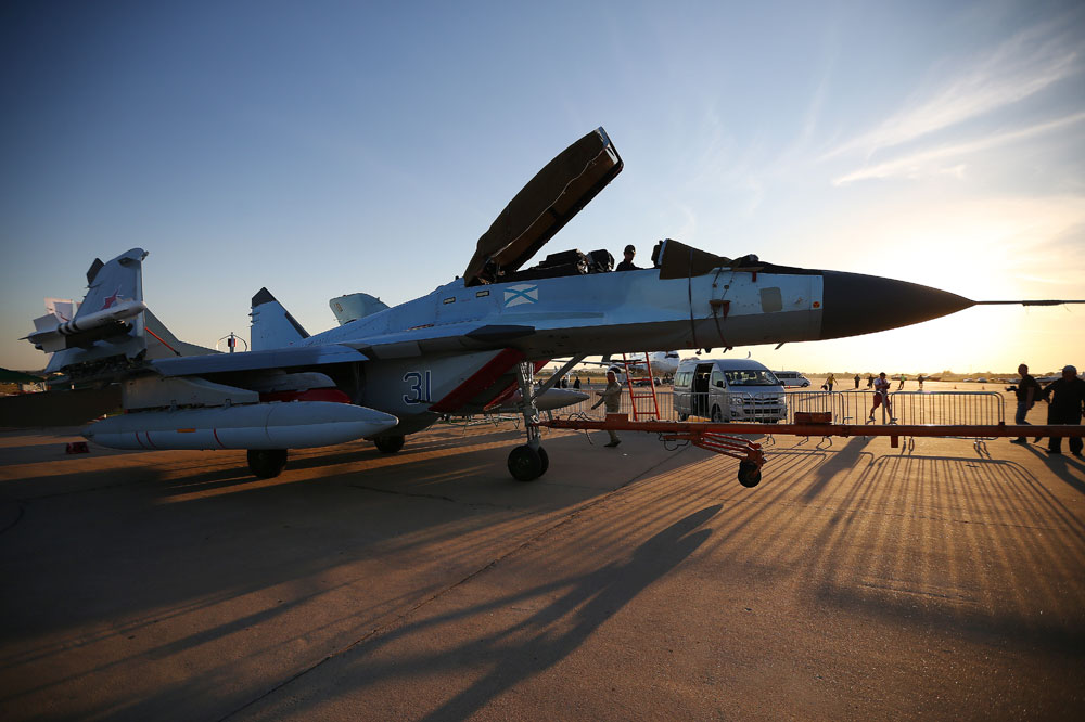 Sebuah jet tempur MiG-29K dipamerkan pada pembukaan Pameran Aviasi dan Luar Angkasa Internasional MAKS 2015 di kota Zhukovsky, wilayah Moskow.