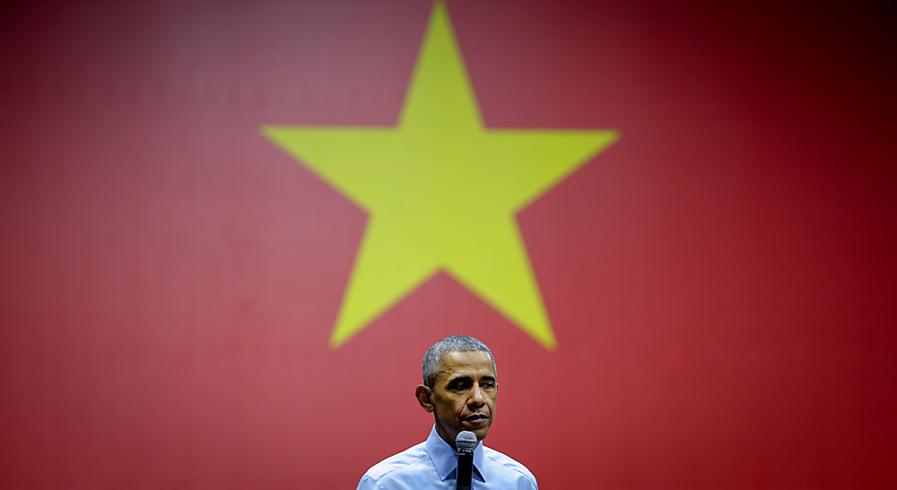 US President Barack Obama talks to Vietnamese youths, members of the Young Southeast Asian Leaders Initiative (YSEALI) program at the GEM Center in Ho Chi Minh City, Vietnam, 25 May 2016.