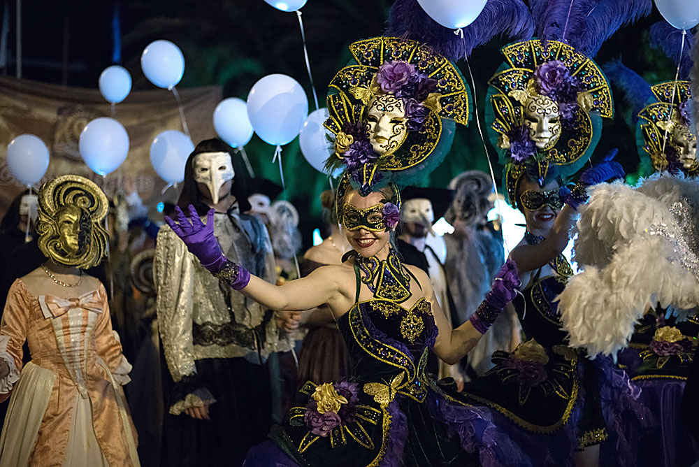 Учесници во карневалот во Сочи во чест на официјалното отворање на сезоната на одмори.