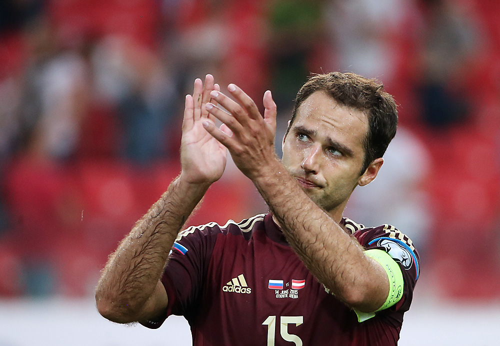 Moscou, Russie, 14 juin 2015. Le Russe Roman Shirokov tape des mains après l'échec de l'équipe russe dans le match contre Autriche lors du match de qualification (Groupe G) de l'Euro 2016.