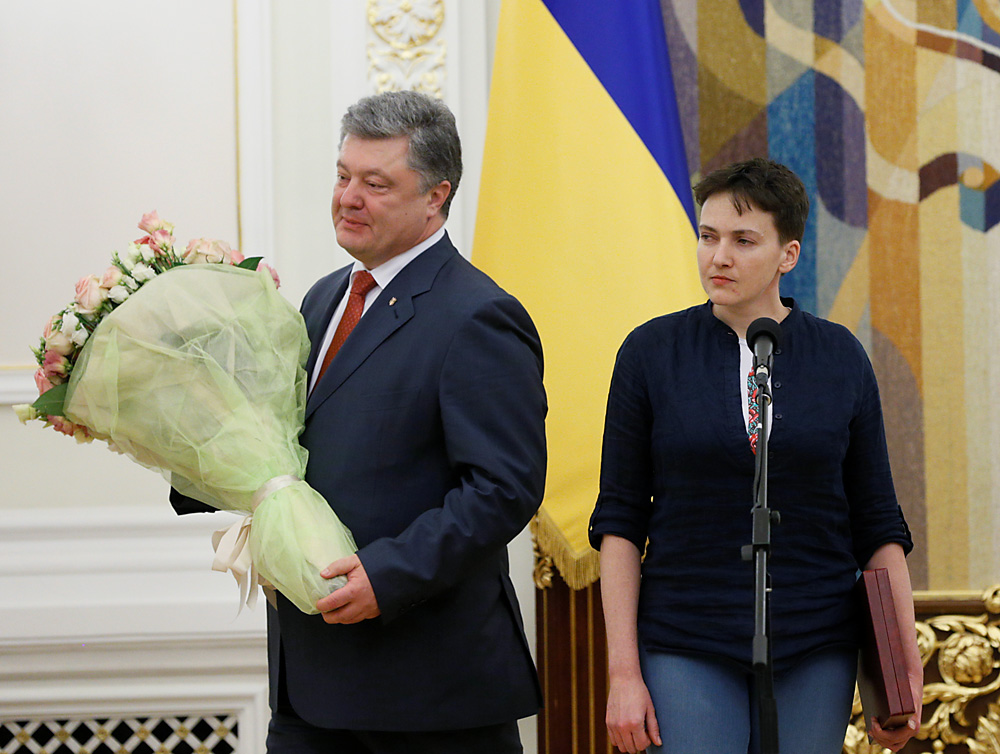 Der ukrainische Präsident Petro Poroschenko mit Nadija Sawtschenko. 