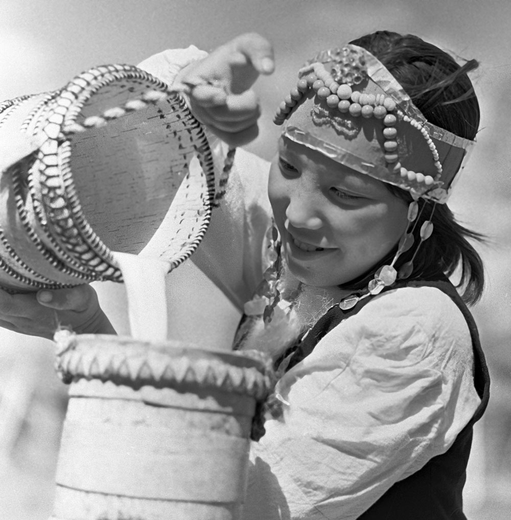1966. Seorang gadis Yakutia menuangkan kumis (susu kuda) ke dalam tong kayu.