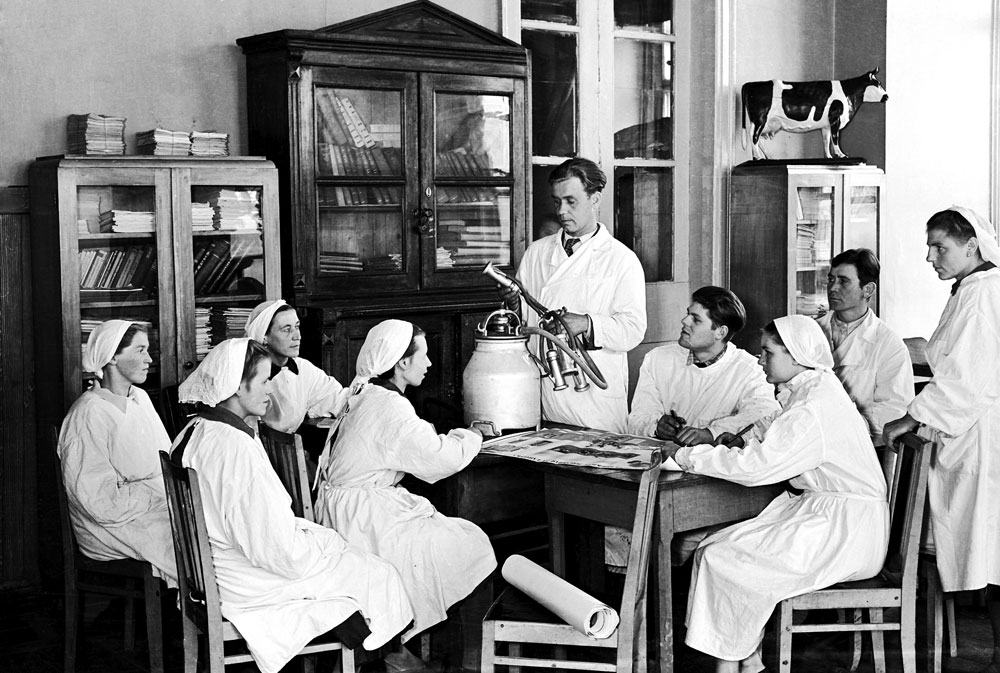 1959. Milkmaids examine a new milking machine at the Alexinsky collective farm in the Smolensk region (400 km west of Moscow).