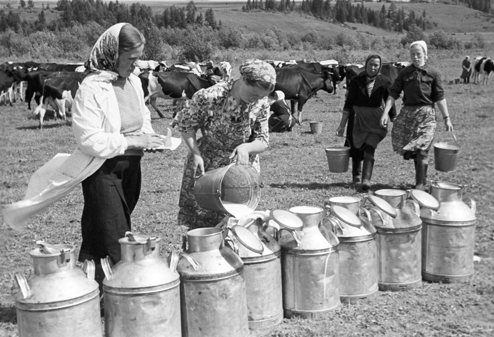 1967. Dairy women working at the Red October collective farm in the Kirovregion (Northern Urals). 