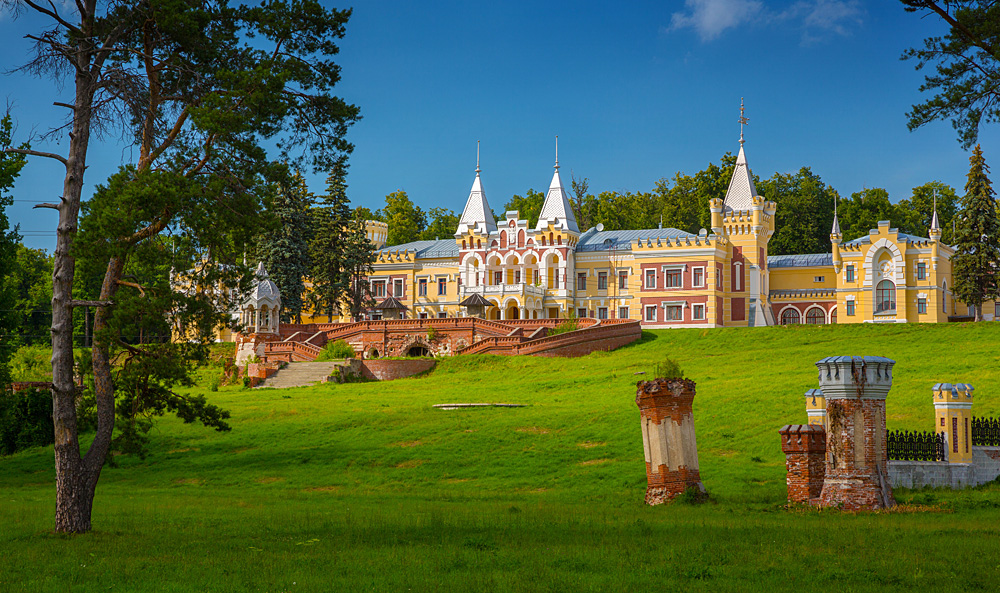 5. Castelo Kiritsi, na região de Riazan: este castelo, localizado a 50 km de Riazan, é uma criação do arquiteto russo Fiódor Schetchtel. A mansão de conto de fadas fez o jovem arquiteto ficar famoso, mas, ao mesmo tempo, levou à falência o seu proprietário, o conde russo von Derviz, na década de 1910. Hoje, o Castelo Kiritsi abriga um hospital para crianças que sofrem de tuberculose óssea. O espaço já não está mais aberto ao público; se estiver na região, prepare-se para apreciá-lo de fora.